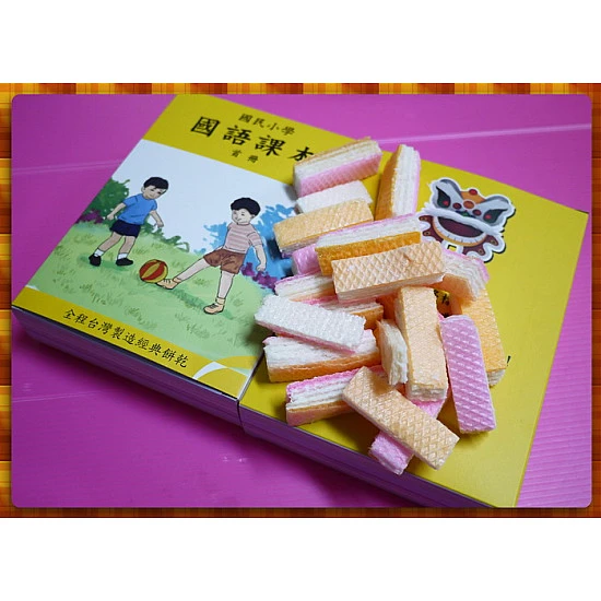 課本?不對啦,這是餅乾啦(50年代的紅白支古早味三色哈士80g) 課本?不對啦,這是餅乾啦(50年代的紅白支古早味三色哈士80g)